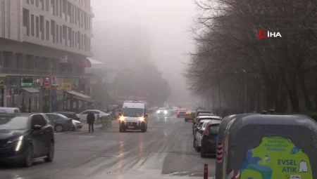 Beylikdüzü’nde sis nedeniyle trafikte aksamalar yaşandı