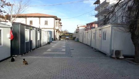 Malatya’da Depremde Yıkılan Radyocular Konteynerde Yayın Yapıyor