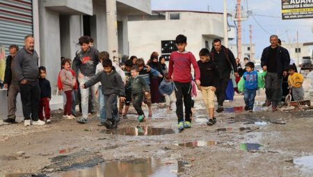 Adana’da mahalleli, bozuk yollardan şikayetçi