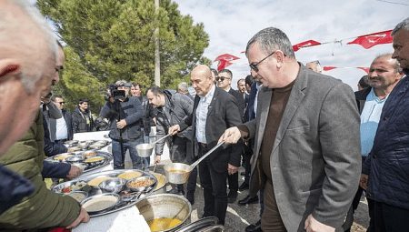 Başkan Soyer Dede Bayırı Hayrı’nda lokma dağıttı