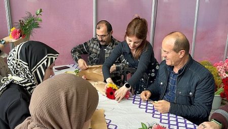 Beyler Kadın Festivali’nde eşlerine çiçek yaptı