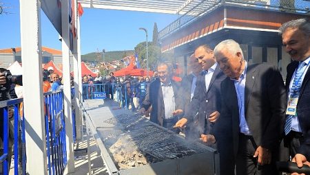 Binlerce Vatandaş Hamsi Festivali için Kent Meydanında Bir Araya Geldi