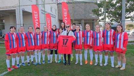 “Dardanel Kadın Futbol Takımı’na Şahika Ercümen Desteği” “Yeşil Sahalarda Kadın Dayanışması”