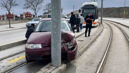 Eskişehir’de Otomobil Tramvay Yoluna Girerek Kataner Direğine Çarptı