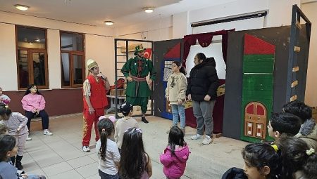 Gölcük Belediyesi tarafından düzenlenen “Ramazan Ayı Çocuk Şenliği”; Ulaşlı Gençlik Merkezi’nde çocuklara eğlence dolu bir akşam yaşattı