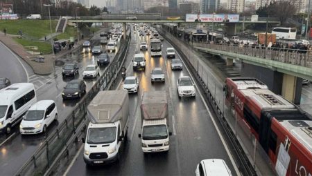 İstanbul’da hava yağışlı: Trafik çilesi sürüyor