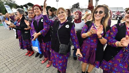 İzmir’de festival havasında Kadınlar Günü kutlaması “Bugün olmadığında eşitliği sağladık diyeceğiz”