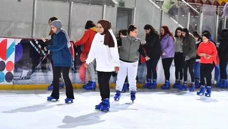 Kadınlar gününü buz pistinde kutladılar