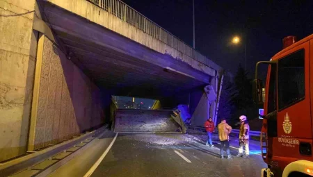 Kağıthane’de hafriyat kamyonu kaza yaptı, yolcu yaralandı