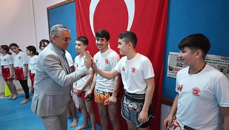 Kemer Belediyesi kick boks sporcuları kuşak atladı