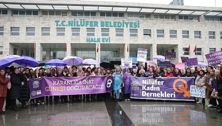 Nilüferli kadınlar 8 Mart’ta ‘Karanlığa İnat Güneşi Doğuracağız’ sloganıyla yürüdü