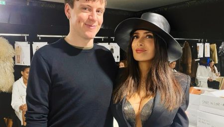 Salma Hayek yaşlanmıyor! Göbeğine kadar inen dekoltesiyle dikkat çekti