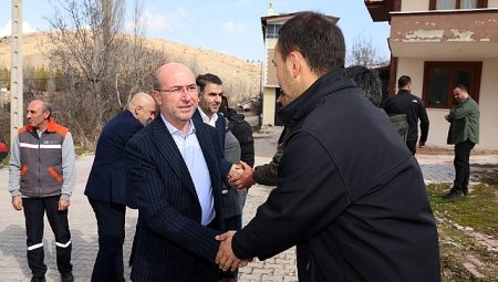 Selçuklu Belediye Başkanı Ahmet Pekyatırmacı, ihtiyaçlar doğrultusunda yapılacak hizmetleri yerinde tespit etmek amacıyla yaptığı dış mahalle ziyaretlerini sürdürüyor