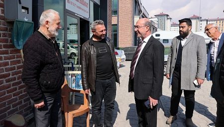 Selçuklu Belediye Başkanı Ahmet Pekyatırmacı, ilçenin farklı noktalarında vatandaşlarla buluşmaya devam ediyor. Başkan Pekyatırmacı, Tırsan Sanayi Sitesi’nde esnaf ziyaretleri gerçekleştirdi