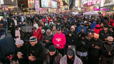 Times Meydanı’nda ilk teravih namazı kılındı