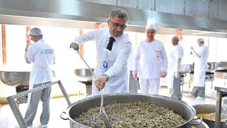 Üsküdar’da Dev Kazanlar Ramazanda İftar İçin Kaynıyor 10 Ayrı Noktada 30 Bin Kişiye Sıcak Yemek Dağıtılıyor