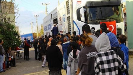 Antalya Antalya Büyükşehir Belediyesi’nin, Ramazan ayı boyunca Antalya’nın farklı noktalarında verdiği iftar ikramları devam ediyor.