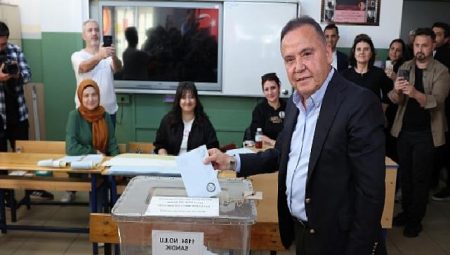 Antalya Büyükşehir Belediye Başkanı Muhittin Böcek oyunu kullandı