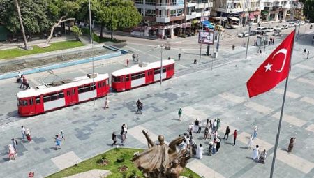 Antalya Büyükşehir Cumhuriyet Meydanı’ndaki engelleri kaldırdı