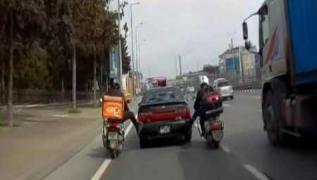 Avcılar’da yakıtı biten otomobili motosiklet sürücüleri yol boyunca itti