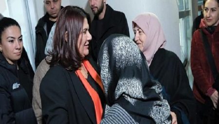 Aydın Büyükşehir Belediye Başkanı Özlem Çerçioğlu Çakırbeyli Mahallesi’nde vatandaşlarla iftarda buluştu