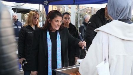 Aydın Büyükşehir Belediyesi, Ramazan ayı boyunca kurduğu geleneksel iftar sofralarıyla vatandaşları bir araya getirmeye devam ediyor