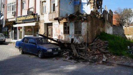 Balıkesir’de metruk bina, otomobilin üzerine çöktü