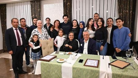 Başkan Topaloğlu’ndan tiyatro oyuncularına iftar yemeği