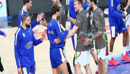 Basketbolseverler Anadolu Efes – Aliağa Petkimspor Maçına Bilet Yerine Kitap ile Girdi