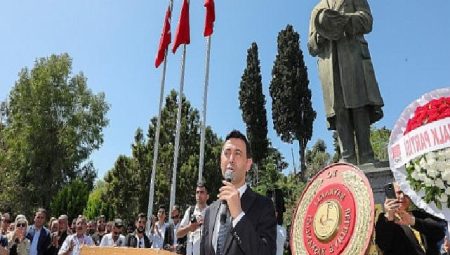 Bayraklı’da Başkan İrfan Önal mazbatasını aldı “Az uyuyup, çok çalışacağız”