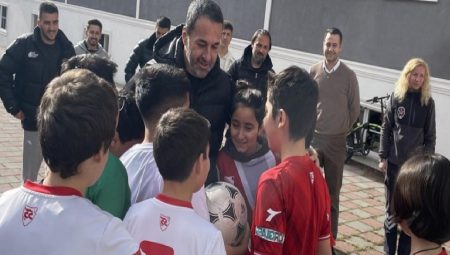 Boluspor’da Yalçın Koşukavak ve futbolcular öğrencilerle buluştu