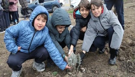 Çocuklar gelecek için fidan dikti