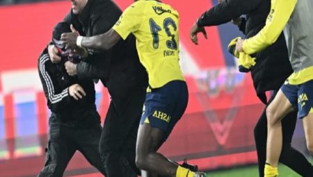 Fenerbahçeli Osayi Samuel, kendisine doğru koşan Trabzonsporlu taraftara yumruk attı