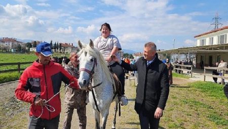 Gölcük Belediye Başkanı Ali Yıldırım Sezer, 21 Mart Dünya Down Sendromu Farkındalık Günü’nde özel bireyler at binme heyecanlarına ortak oldu.