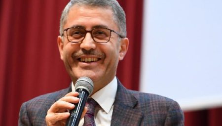 Hilmi Türkmen mutfağa girdi, gençler için sahurda menemen yaptı