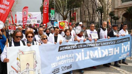 İstanbul Kadıköy’de Sağlık Çalışanlarından 14 Mart Tıp Bayramı Yürüyüşü