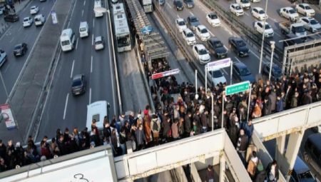 İstanbul’da metrobüs kuyruğu: Vatandaşlar üst geçitte yürüyemedi