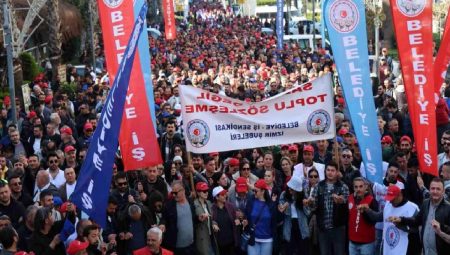 İzmir Büyükşehir Belediyesi’nde görevli 6 bin işçi eyleme çıktı, şehir ulaşımında aksama yaşandı