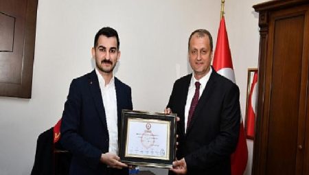 İznik Belediye Başkanı Kağan Mehmet Usta ve Belediye Meclis Üyeleri mazbatalarını düzenlenen törenle aldılar