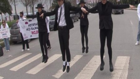 Kadıköy trafiğinde ‘moonwalk’ dansı: Strres topu dağıttılar