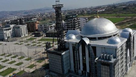 Kartepe Kent Meydanı Camii’ne çelik minare