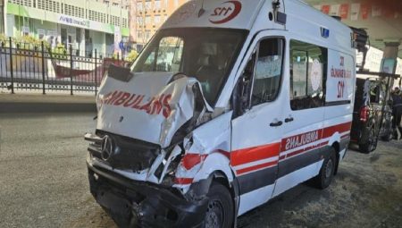 Mecidiyeköy’de hatalı dönüş yapan minibüsle ambulans çarpıştı