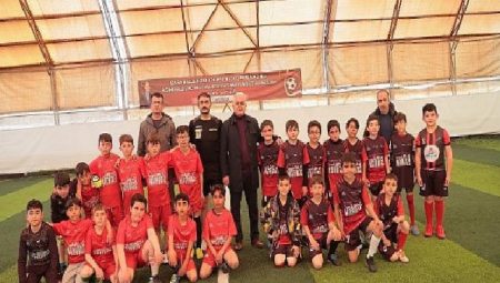 Nevşehir Belediyesi tarafından düzenlenen 3. İlkokullar Arası 23 Nisan Halı Saha Futbol Turnuvası başladı