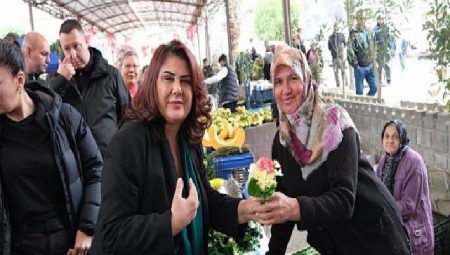 Özlem Çerçioğlu, Sultanhisar Belediye Başkanı Osman Yıldırımkaya ile birlikte Ata Tohumlarından üretilen fidelerin Atça’da dağıtımını yaptı