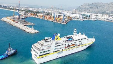 QTerminals Antalya Limanı, yılın ilk kruvaziyer gemisi olan Hamburg’u ağırladı