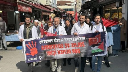 Sakarya’da Hekimler ve Sağlık Çalışanları İsrail’in Gazze’ye Saldırılarını Protesto Etti