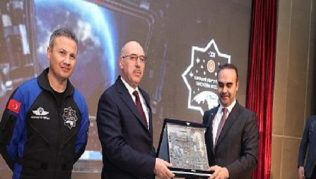 Sanayi ve Teknoloji Bakanı Mehmet Fatih Kacır ve Türkiye Milli Uzay Programı Kapsamında Uzaya gönderilen ilk Türk Astronot Alper Gezeravcı DEÜ’lü Gençlerle Bir Araya Geldi