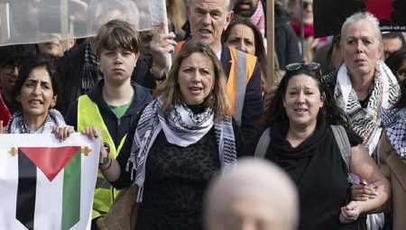 Şarkıcı Charlotte Church: Gazze’yi destekliyorum diye ailemi tehdit ediyorlar