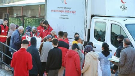 Türk Kızılay İzmir İl Merkezi Günlük 2000 Kişiye İftar Veriyor