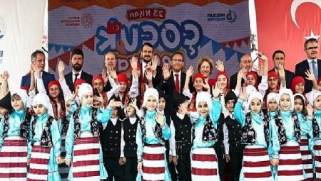 23 Nisan Ulusal Egemenlik ve Çocuk Bayramı, Bağcılar Belediyesi tarafından düzenlenen bir festivalle coşkuyla kutlanıyor